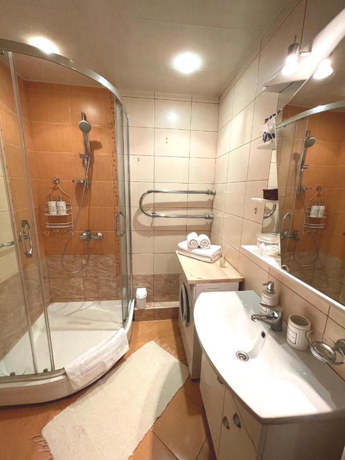 Cozy Home Apartment Lielvardes, Free Parking, Self Check-In Riga Esterno foto